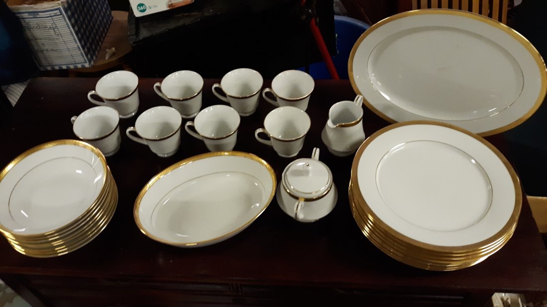 Noritake Queen\: Noritake Queen\'s Gold (4285) China 1 platter 13 1/2\" creamer and sugar8 coffee cups 1 veg bowl 9 3/48 soup plates 7 3/48 dinner pates 10 1/2 all in excellent condition see pics a total of 28 pieces
