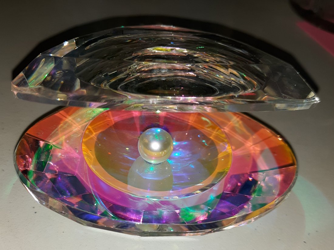 Oleg Cassini Crystal oyster shell with pearl (1 of 4)
