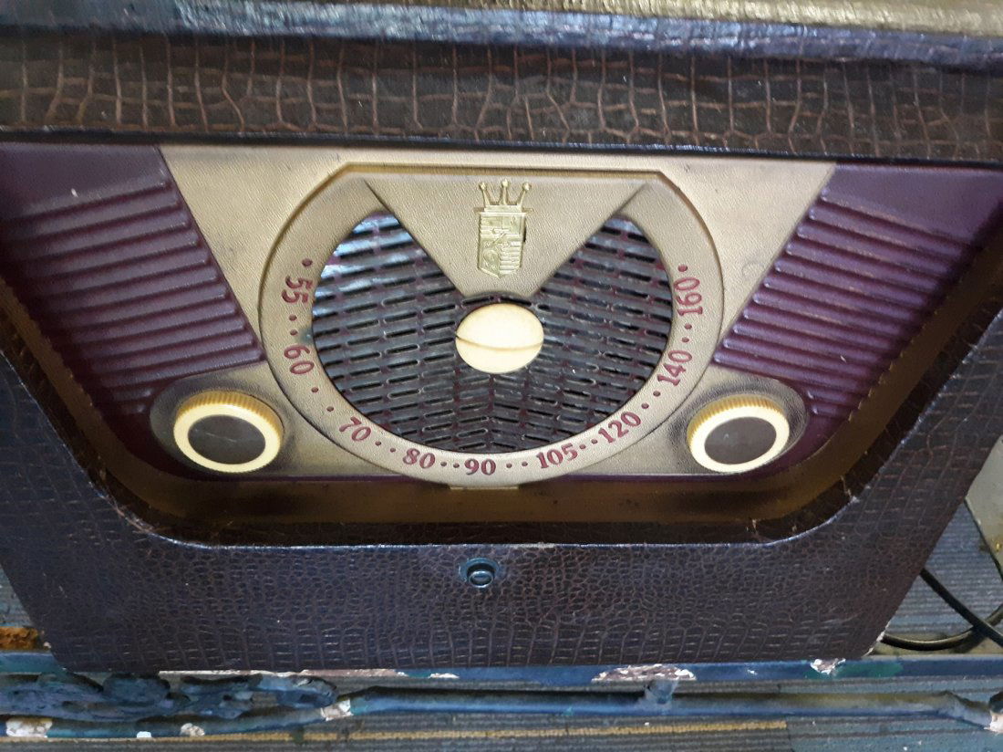Zenith Radio 1951 Model H503: Radio Powers on and hums, overall good condition bumps and scrapes but what a cool look see pics H503 Model