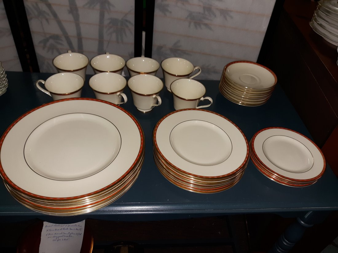 Minton Carlton China 36PCS!!!: 36 beautiful pieces of minton china Carlton pattern light use very good condition. 8 cups footed 8 saucers 4 6 5/8 plates bread and butter 8 8" plates salad 8 10 5/8" plates dinner a total of 36 pcs s