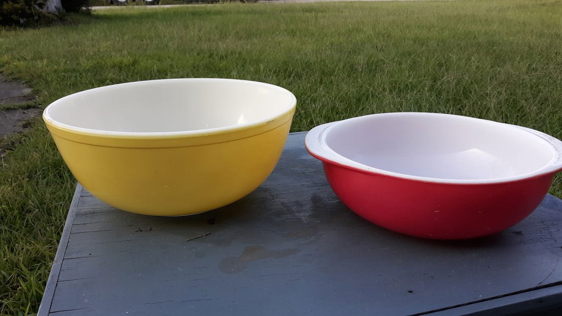 1950 2 Pyrex Yellow red Mixing Nesting 404 & 29 bowls: Vtg 1950s 2 Pyrex Primary Yellow red Mixing Nesting #404 & #29Vtg 1950s Pyrex Primary Yellow Mixing Nesting 4 Qt Bowl #404and #29 pinkish red the yellow bowl is in excellent condition the red pinkih o