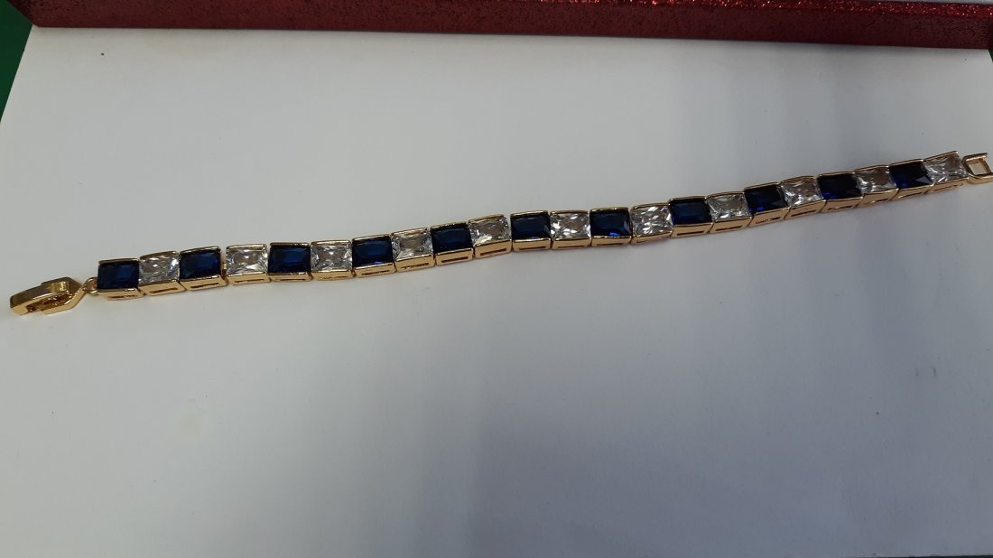 8.65 Ct Blue and White Sapphire Bracelet: 8.65 ct approx blue and white sapphire bracelet 7" long in vg condiiton do not see any markings see pics w/box