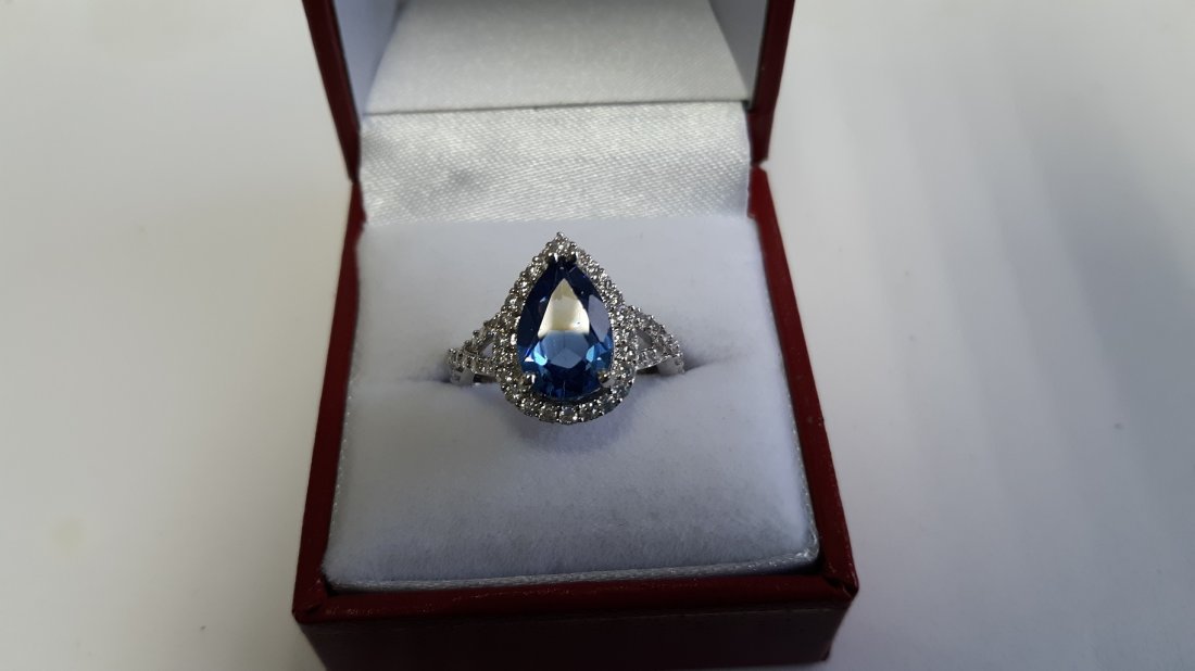 Pear Cut 2.85 ct approx Tanzanite Dinner Ring: Pear cut 2.85 ct approx tanzanite dinner ring w/ring box marked with CU and a heart very pretty! sz 7