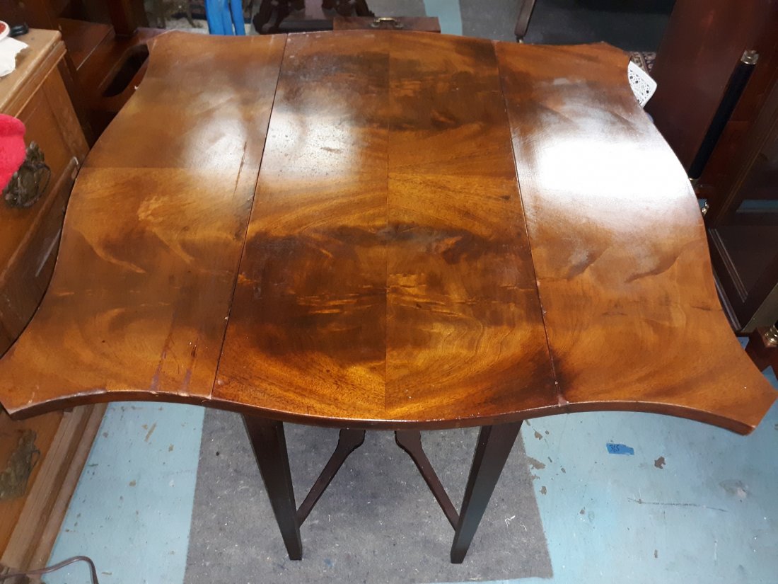 Mahogany flame vtg Drop leaf Table: beautiful flame mahogany double drop leaf table w/1 drawer in good condition age wear scratches,32" x 35" open 28 1/2" tall 32" long 15" closed see pic