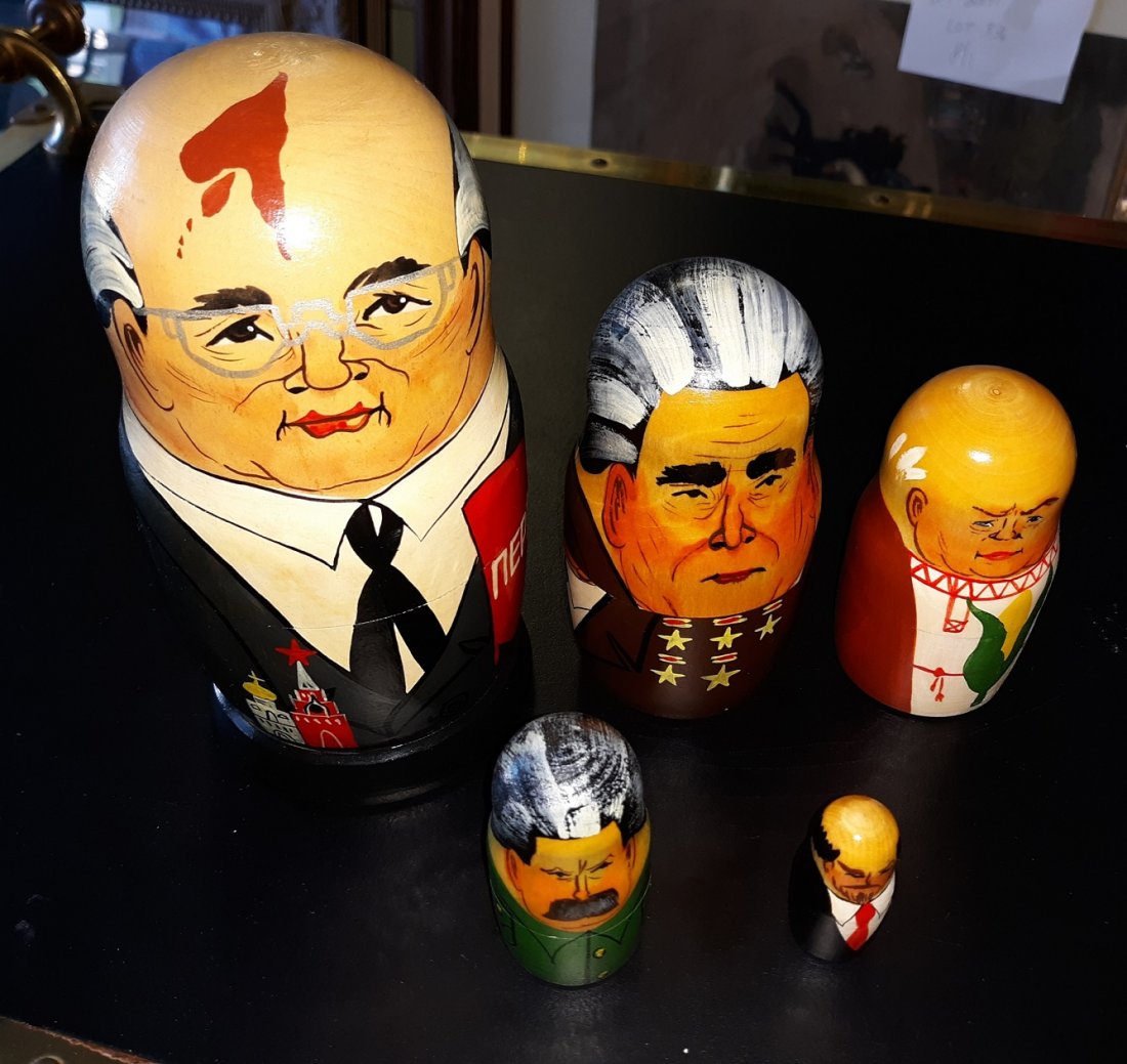 Russian Nesting Doll set vintage: rare to find the 5pc set of russian nesting dolls all in very good condition 1 3/4" - 7" tallest hand painted vintage 5pcs! nepectponka see pics