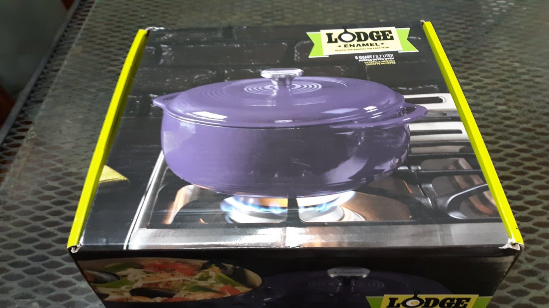 Lodge 6 quart Purple Dutch oven cast iron NEW IN BOX: Lodge 6 quart Purple Dutch oven cast iron NEW IN BOX only opened for picture see pics