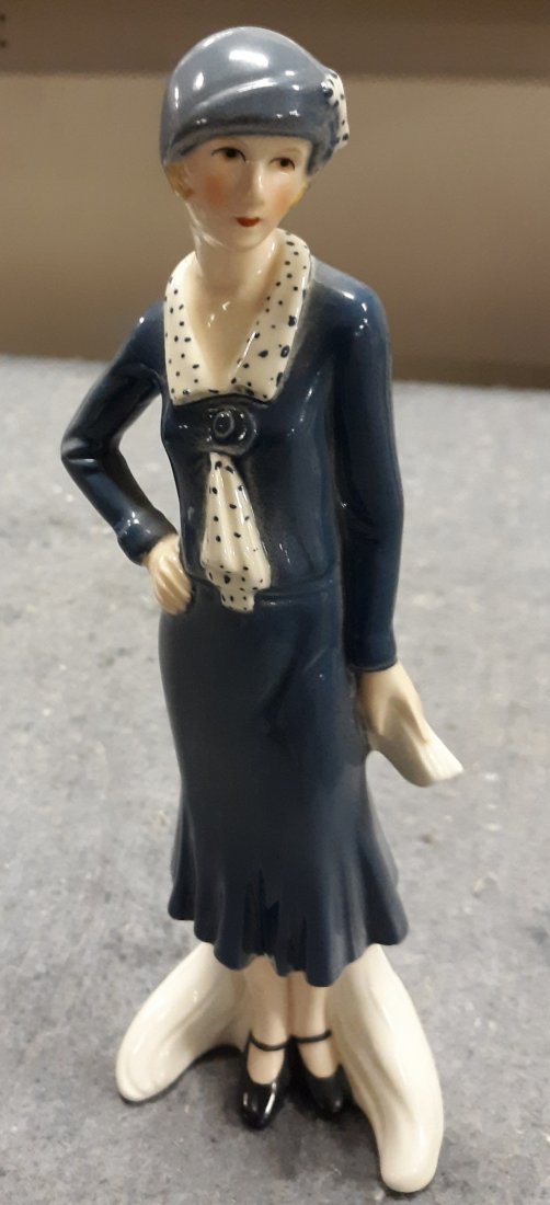 Goebel Cosmopolitan 1935 fashion lady 16 280 21 8 1/2": excellent condition goebel 16 280 21 entitled Cosmopolitan 1935 fashion lady excellent condition very light color,some are very dark 8 1/2" tall see pics