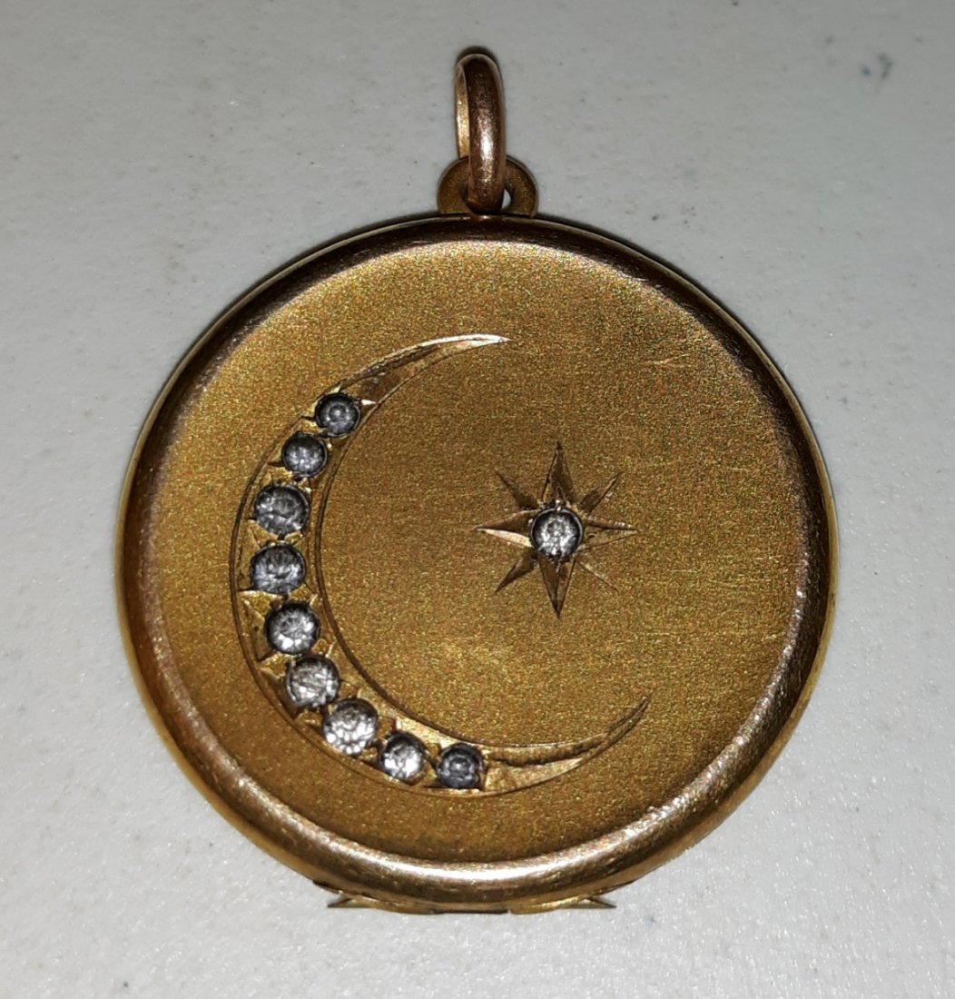 antique crescent moon & star Locket gold filled 1872?: beautiful estate locket signed inside 72 for 1872? gold filled with rhinestones 1 1/4" wide no other markings very good condition see pics
