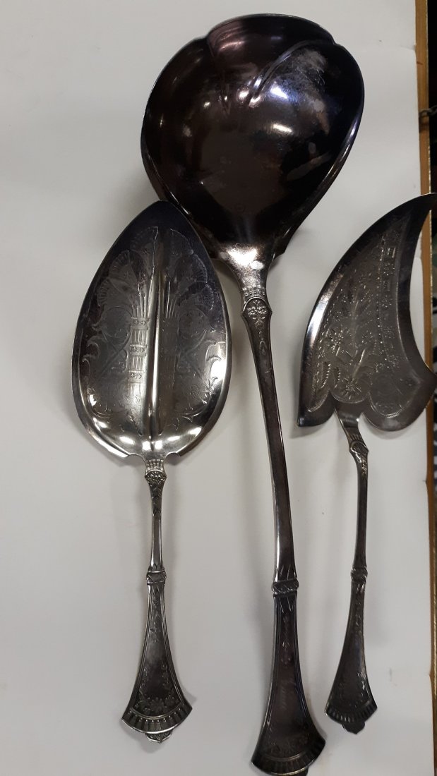 Vintage 1847 Rogers Large ladle & serving pies lot of 3: vintage 1847 large soup ladle does have name on it 13" long and then two serving piece for pie,casserole approx 9 1/2" long lot of 3 from estate condition looks good maybe a cleaning see pics