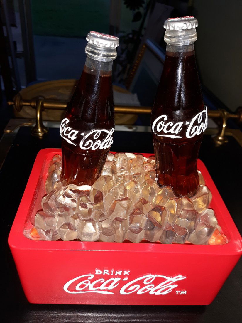 vintage drink coke display light up and musical!: neat coke display of coke bottle in ice,lights up from around bottles and plays music 9" tall 7" x 5" see pics