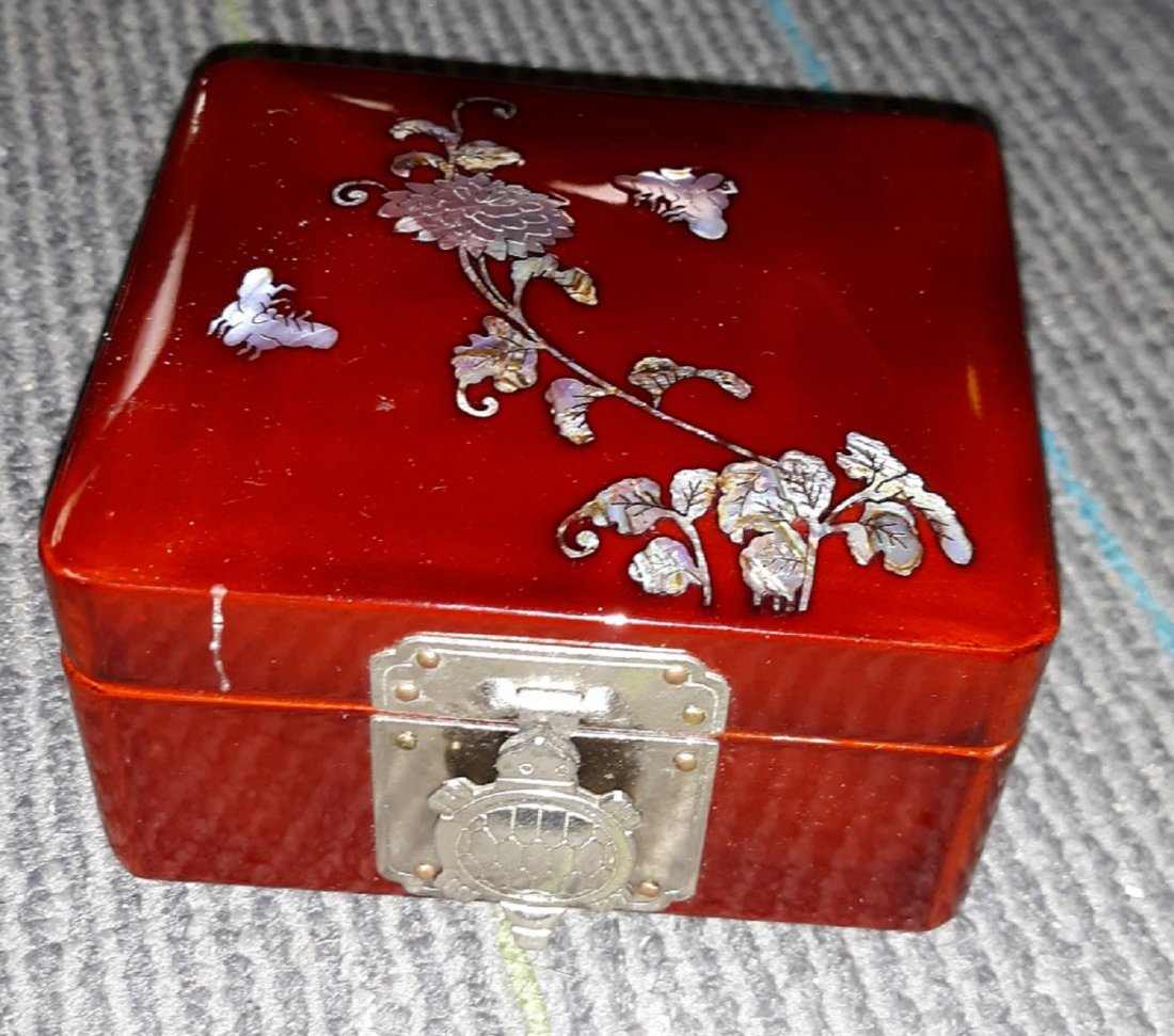 Asian mother of pearl estate jewelry box turtle latch: nice estate jewelry box with mother of pearl on top turtle latch,mirrored inside top of lid and felt in bottom scratch on lid but very nice 2" x 4" x 3 1/2" see pics