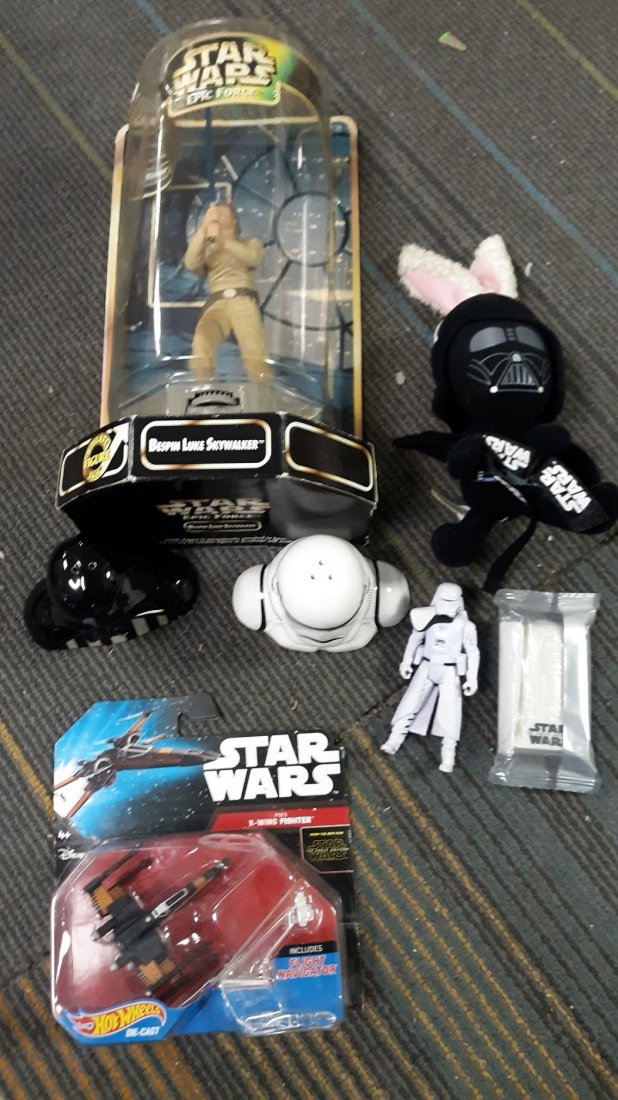 star wars collection Bespin luke skywalker darth vader+: nice collection 2 new in packages,darth vader salt and pepper shakers,r2 d2 magnifier? storm trooper? see pics all for one bid