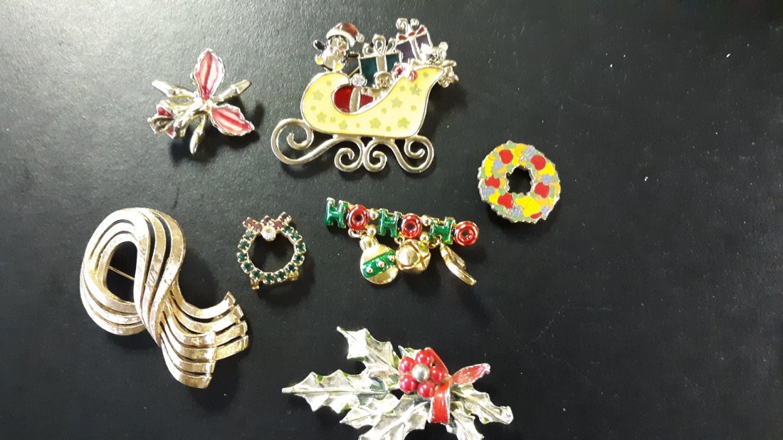 lot of 7 Estate Brooches/pins vintage: lot of 7 estate brooches and pins vintage monet,KC,hallmark cards see pics all look to be in good condition