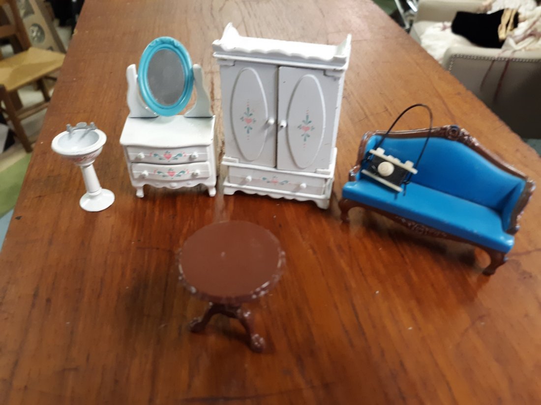 estate lot of metal doll furniture dressers,sink,couch+: nice estate collection of metal doll furniture couch,sink,tall dresser,short dresser,tilt table,camera everything pictured for one bid see pics