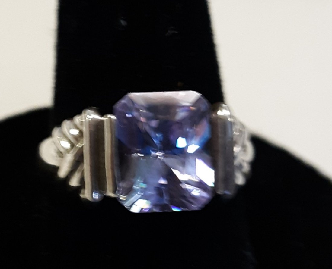 stunning 4 carat appx light purple ring sz 7 1/2: from estate beautiful center appx 4 carat light purple stone? setting is unable to read marking appears to have been resized not sure if its 925 or 10K? sz 7 1/2 very pretty