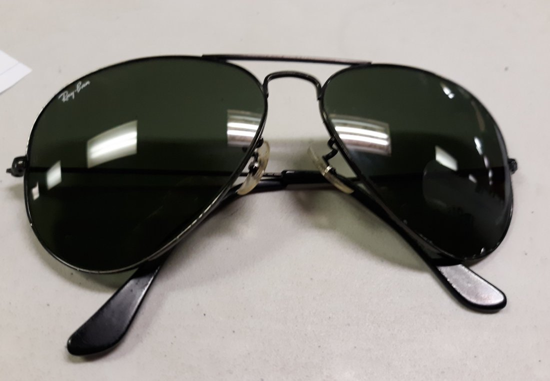 authentic Ray Ban Aviator Sunglasses in Black Nice!: from estate look nearly new! classic black aviators by RAY BAN! case include not pictured the case is okay