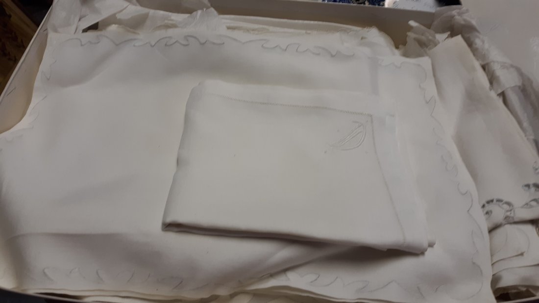 Estate lot of Vintage Linens, placemats,table cloths: this is a large lot of fine vintage linens, tablecloths, placemats, napkins all are clean from estate. if you like linens this is the lot for you! see pics