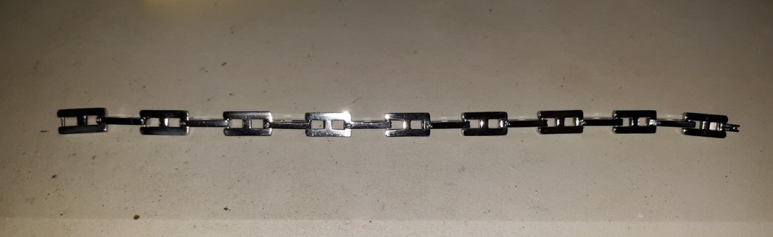 Beautiful titanium estate bracelet 8 1/2": GORGEOUS CROSS LINK TITANIUM BRACELET FROM ESTATE 8 1/2" LONG IN BEAUTIFUL CONDITION SEE PICS