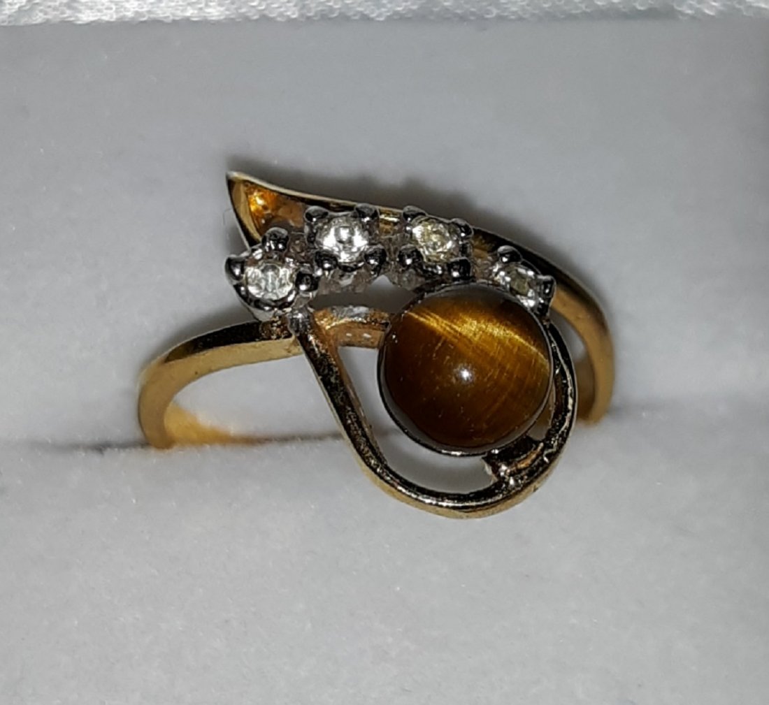 vintage estate ring 18KT HGE / tiger eye and sapphires: beautiful estate ring 70's era 18kt hge with beautiful tiger eye and four prong set white sapphires? sz 7 with box too see pics