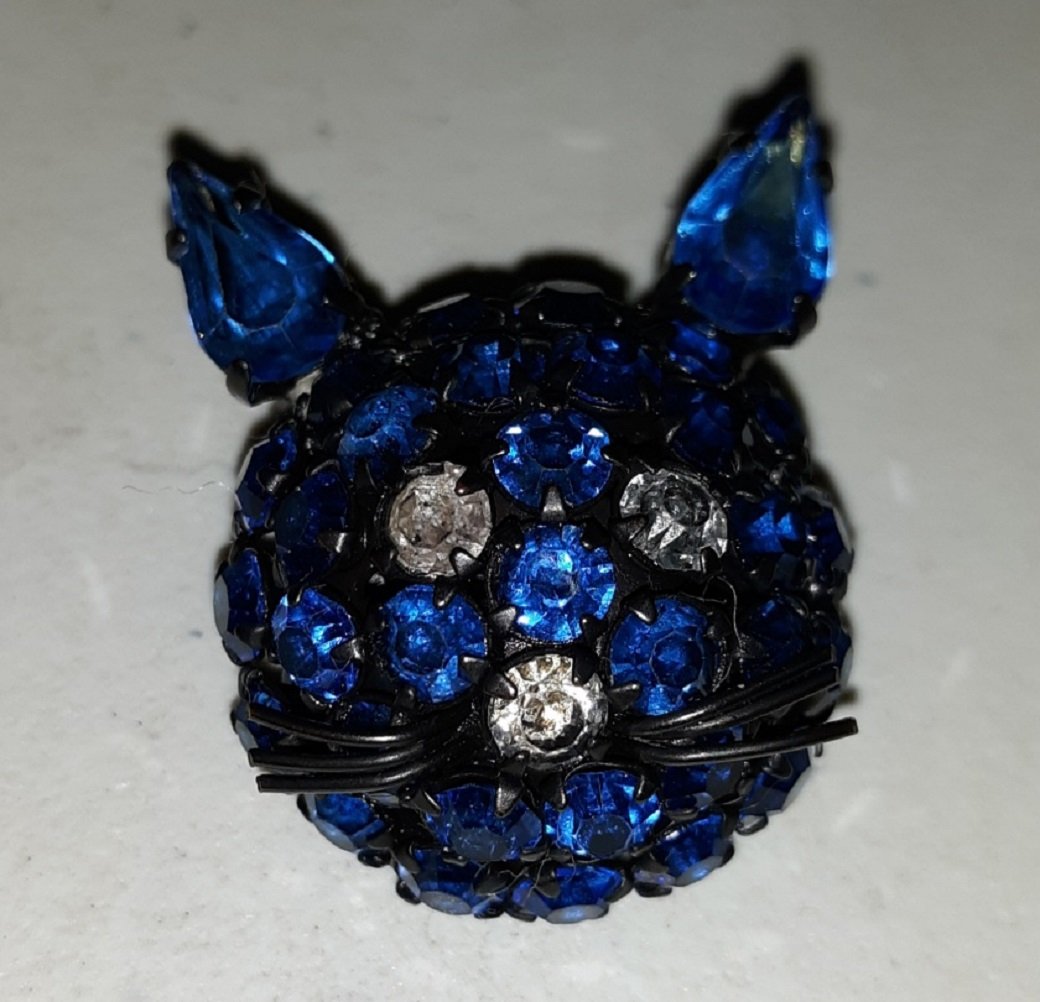 vintage James Warner 1960's cat face brooch rhinestones: beautiful vintage brooch signed warner very good condition! all prong set stones see pics