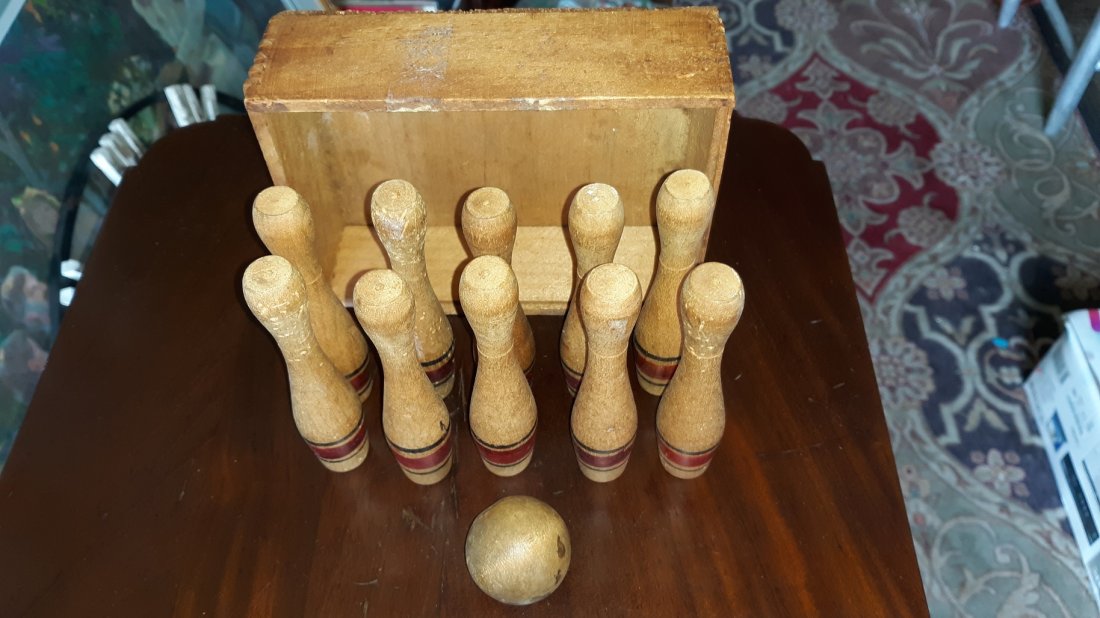 Vintage Turned Wood Skittles Game Pins (1 of 2)