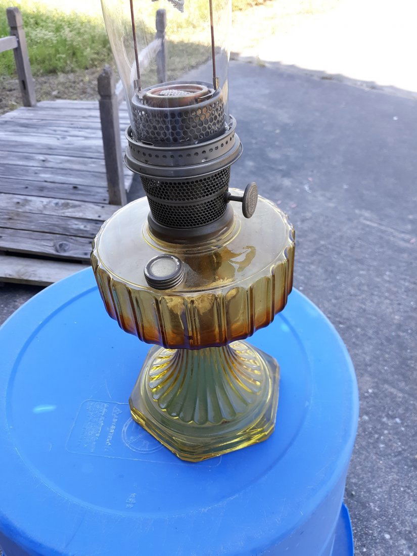 Aladdin Oil Lamp w/Chimney yellow/amber (1 of 5)