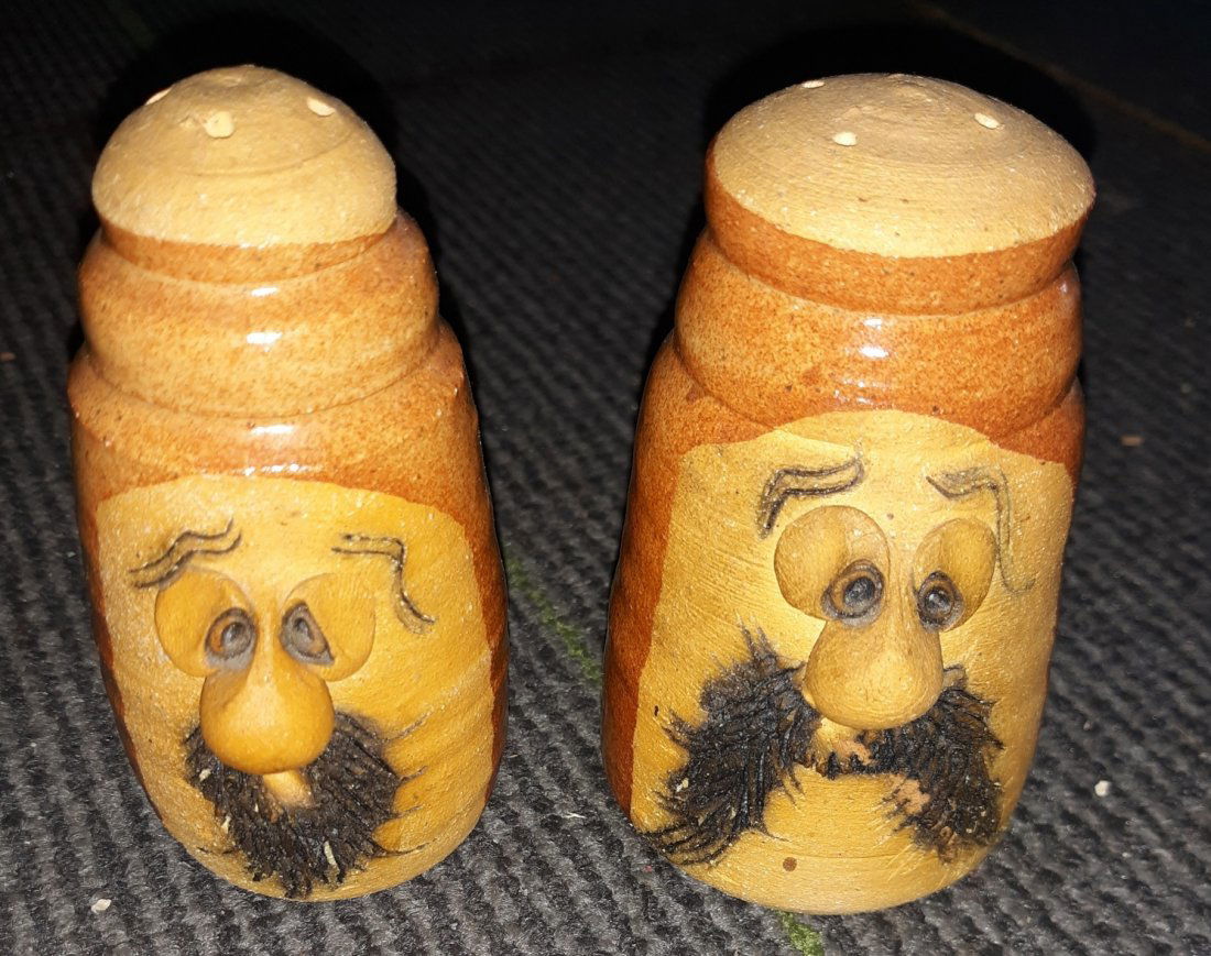 studio pottery face mug salt & pepper shakers 3 3/4" (1 of 4)