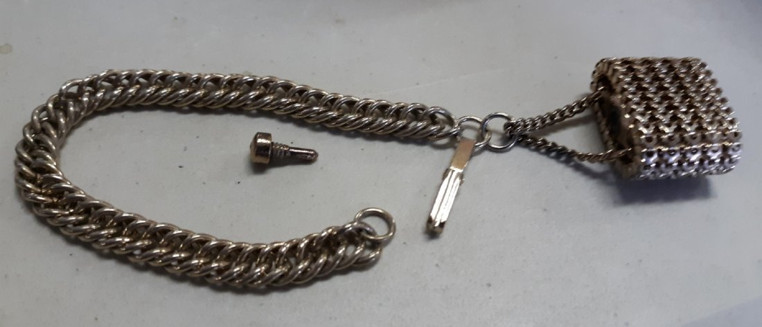 Bracelet with locket perfumer Estate!: nice costume jewelry bracelet 7" with hanging perfume locket does open with perfume dabber. see pics