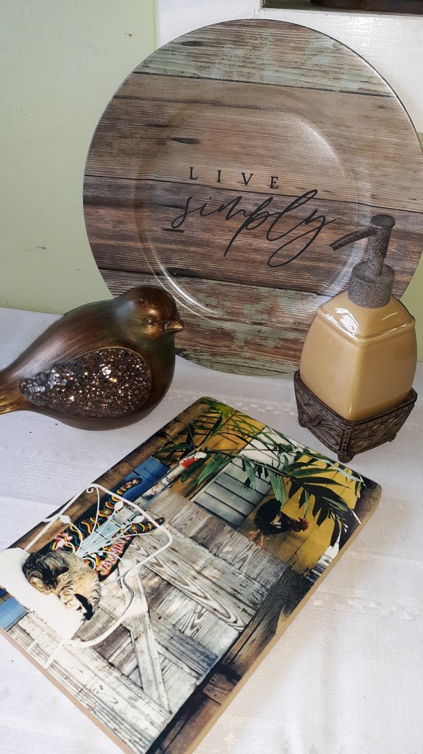 Decorator lot estate items bird,picture++: decorator lot estate items, all pictured, in very good condition. lot of 4ceramic? bird, picture, soap dispenser ,and a plastic? decorator plate