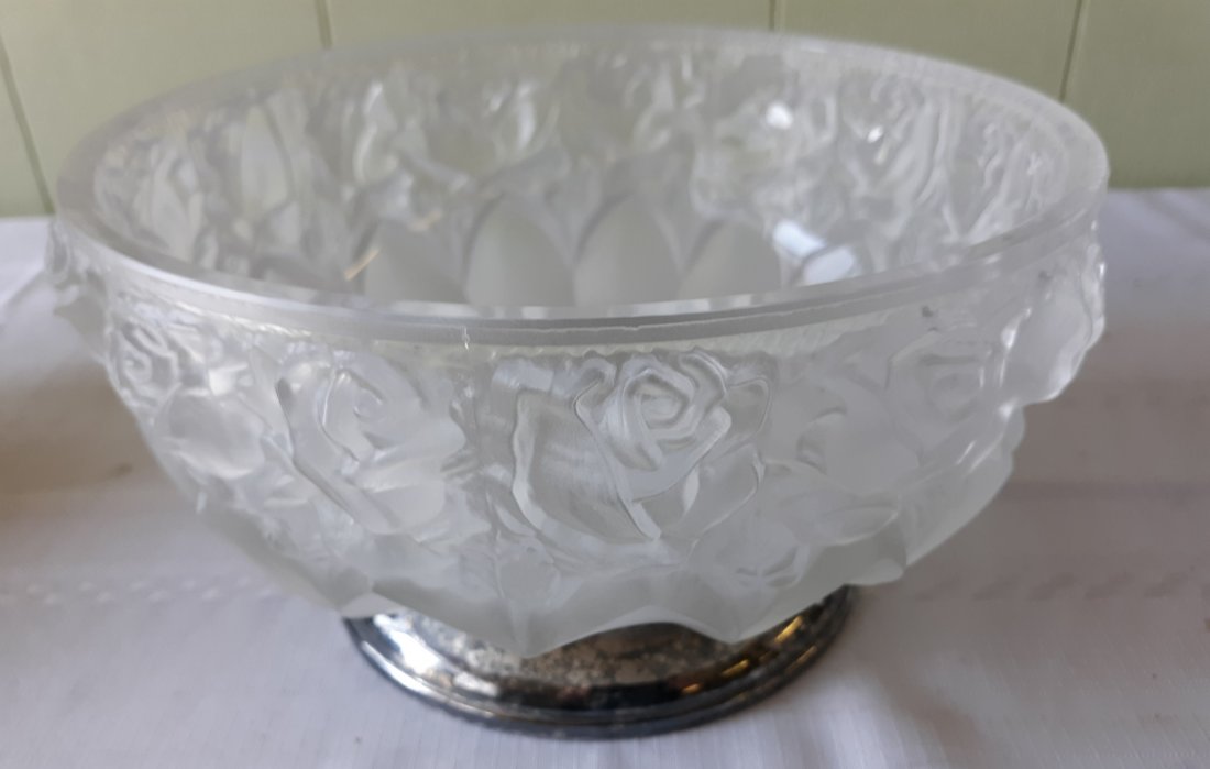 Italy frosted glass and silverplate bowl 9" beautiful: beautiful estate bowl signed made in Italy frosted glass 9" wide 5" tall no chips noted see pics