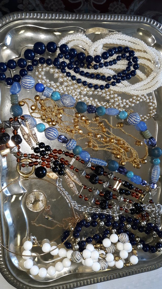Jewelry Estate lot of 10 Necklaces LQQK!: what a nice jewelry lot of 10 necklaces all different kinds, all are in very good used conditon. al for one bid! see pics