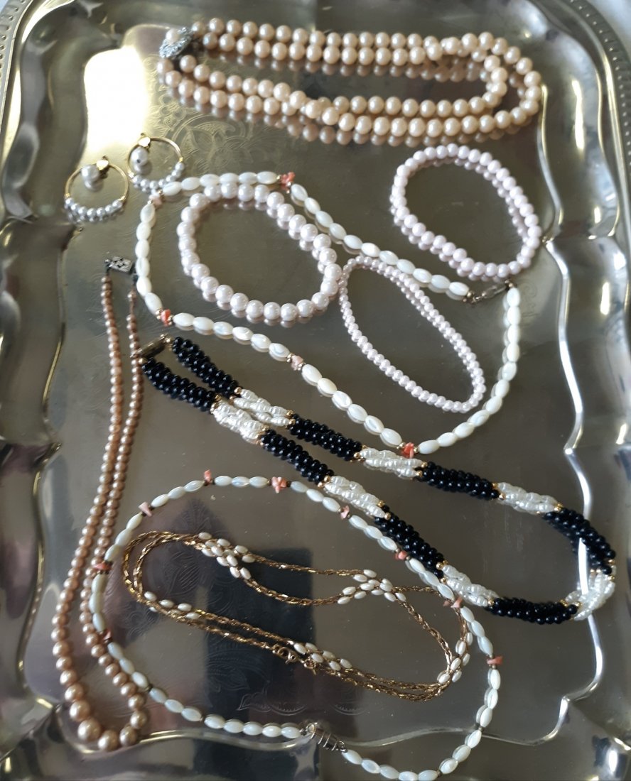 Pearls estate lot of Necklaces, bracelet, earrings: 6 beautiful pearl necklaces, some def antique or vintage, 3 bracelet and pair of earrings see pictures all for one bid!