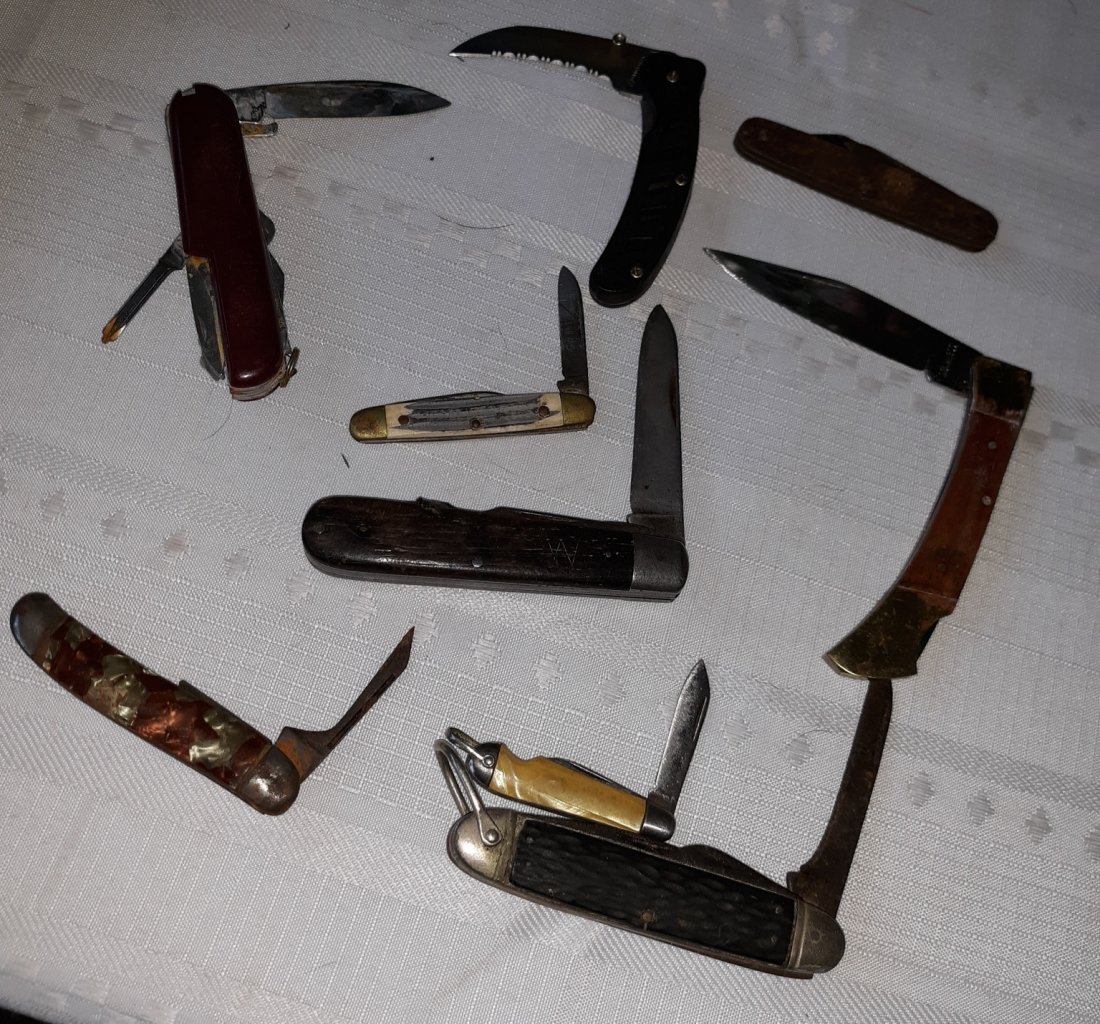 Knives Pocket estate lot Camillus, camping, hammer: all 9 knives pictured some have issues some nice, all 9 for one bid see pics