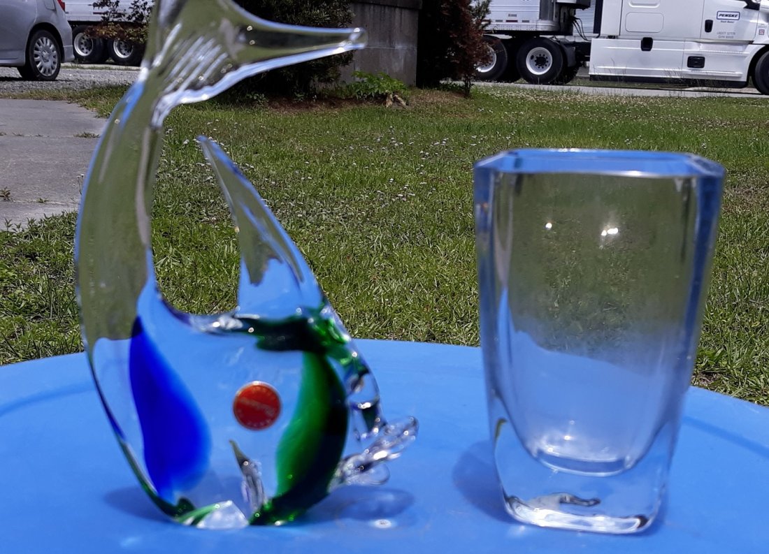 Murano & Kosta Boda glass Fish and Vase signed: Lot of 2 Murano fish with original tag no damage and Vintage Kosta Boda Modernist Crystal Vase signed looks like Kromberg? B1005 no damage see pics