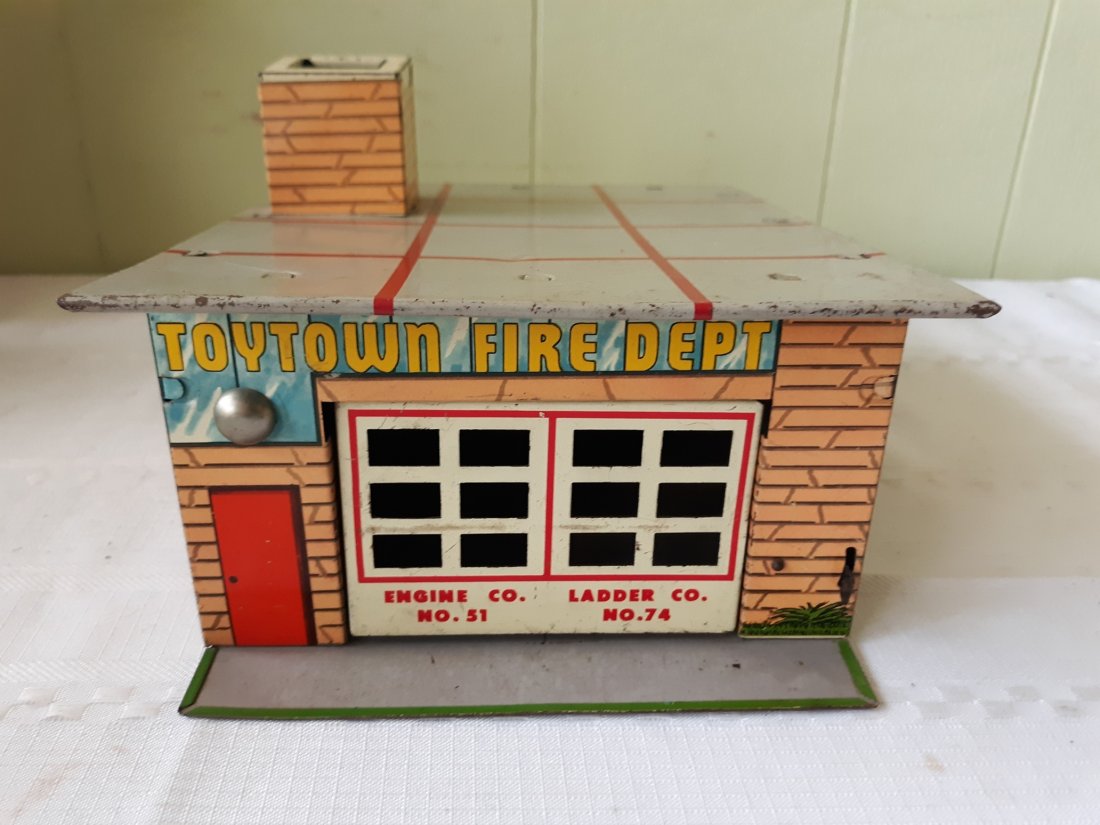 vintage tin litho wyandotte toy town fire dept garage (1 of 6)