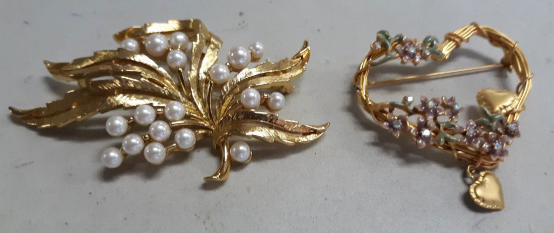 Brooches pins pair of vintage trifari ++ (1 of 4)