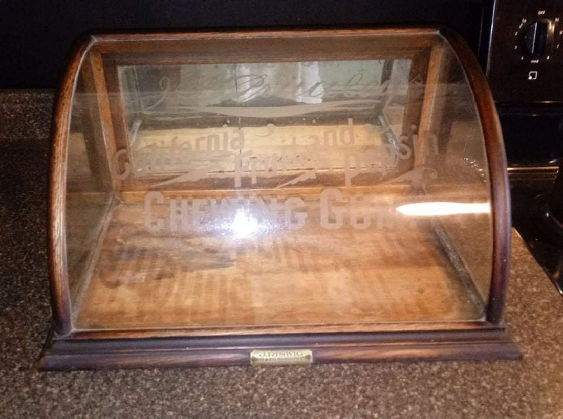 JP Priwleys Chewing Gum Curved glass Display case (1 of 4)