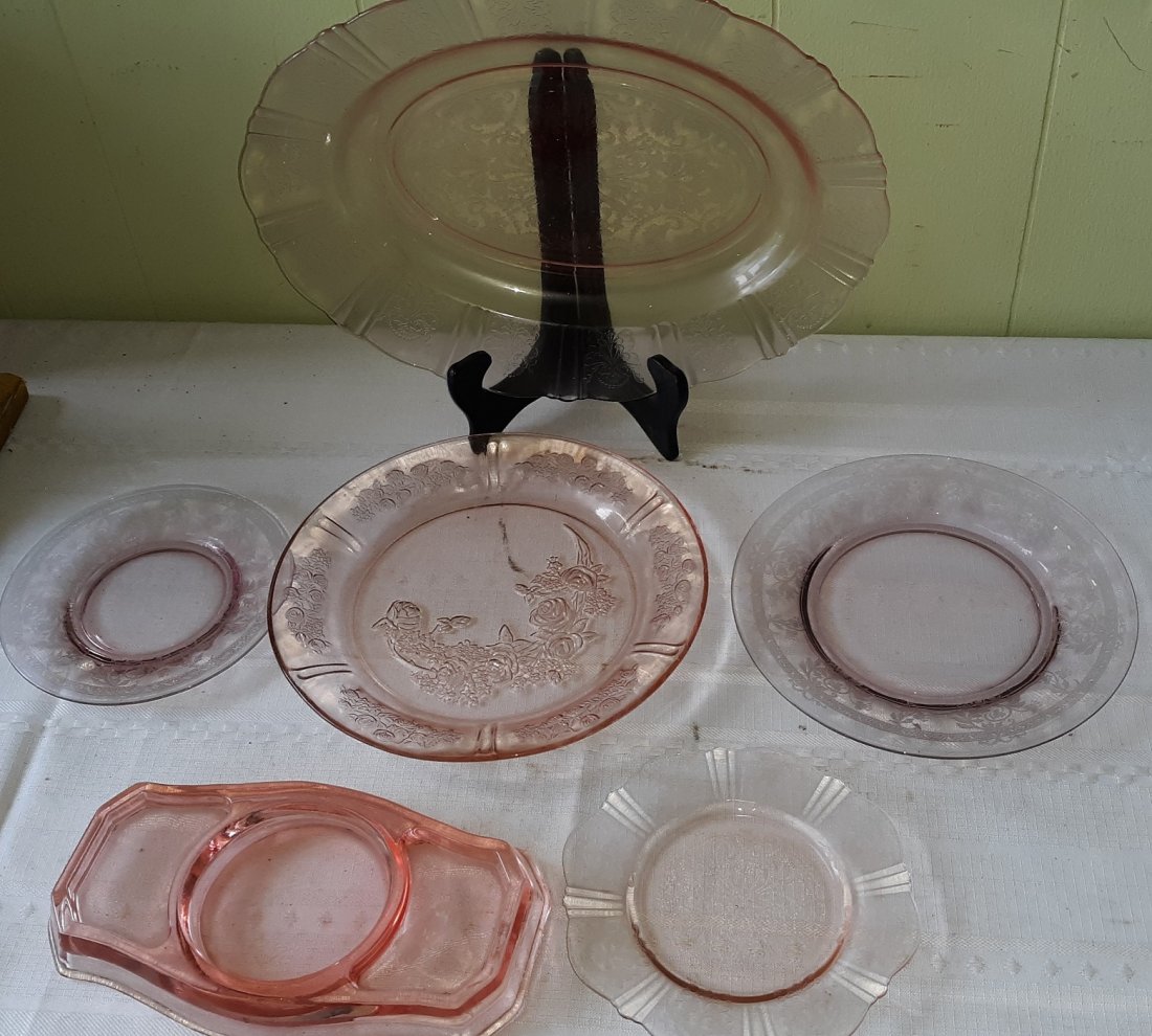 Vintage pink depression glass lot of 6: lot of 6 pieces of vintage pink depression glass, all different sizes including a nice platter, no damage see pics