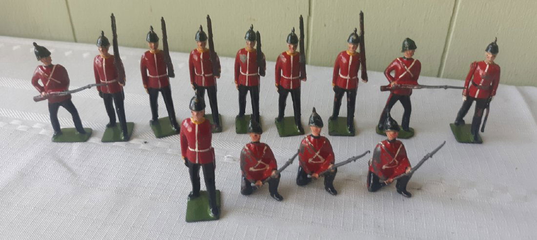 lead soldiers vintage Britain ltd 13 moveable arms too (1 of 3)