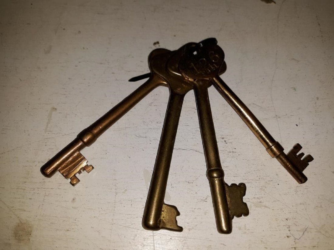Ships Keys Bronze/Brass vintage lot (1 of 2)