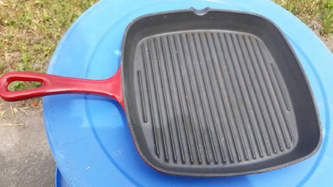 Cast Iron Skillet Red Enamel 9 1/2" (1 of 4)