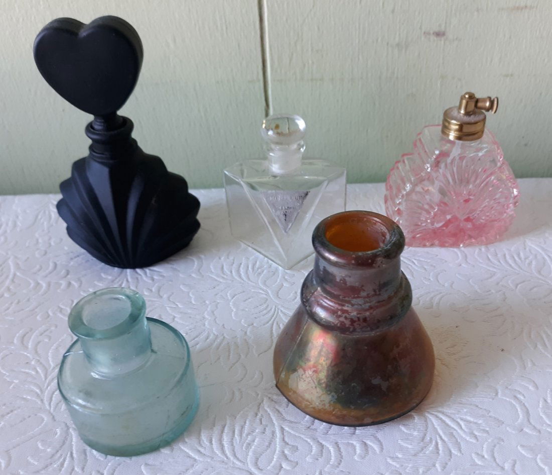 antique inkwells & perfume bottles mon bijou++ (1 of 4)