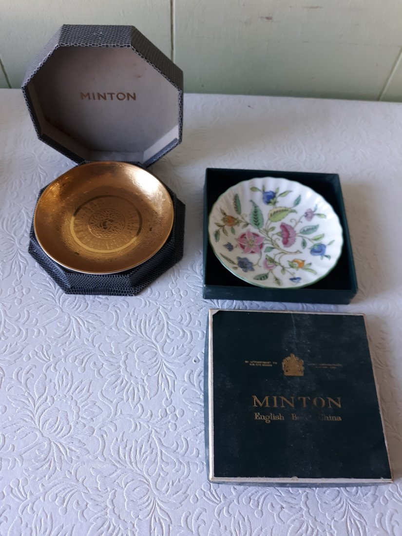 vtg minton bone china 4 1/2" dishes w/orig box: 2 beautiful bone china dishes w/orig boxes appx 4 1/2" no chips noted both for one bid see pics haddon hall