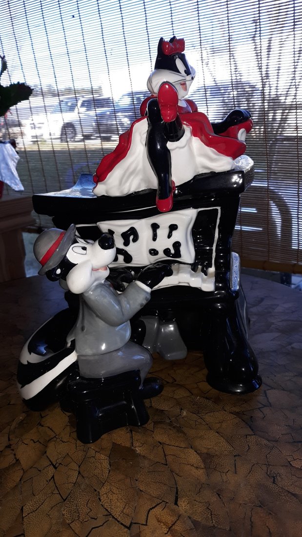 Warner Brothers  PEPE LE PEW & PENELOPE Piano Cookie Ja (1 of 4)