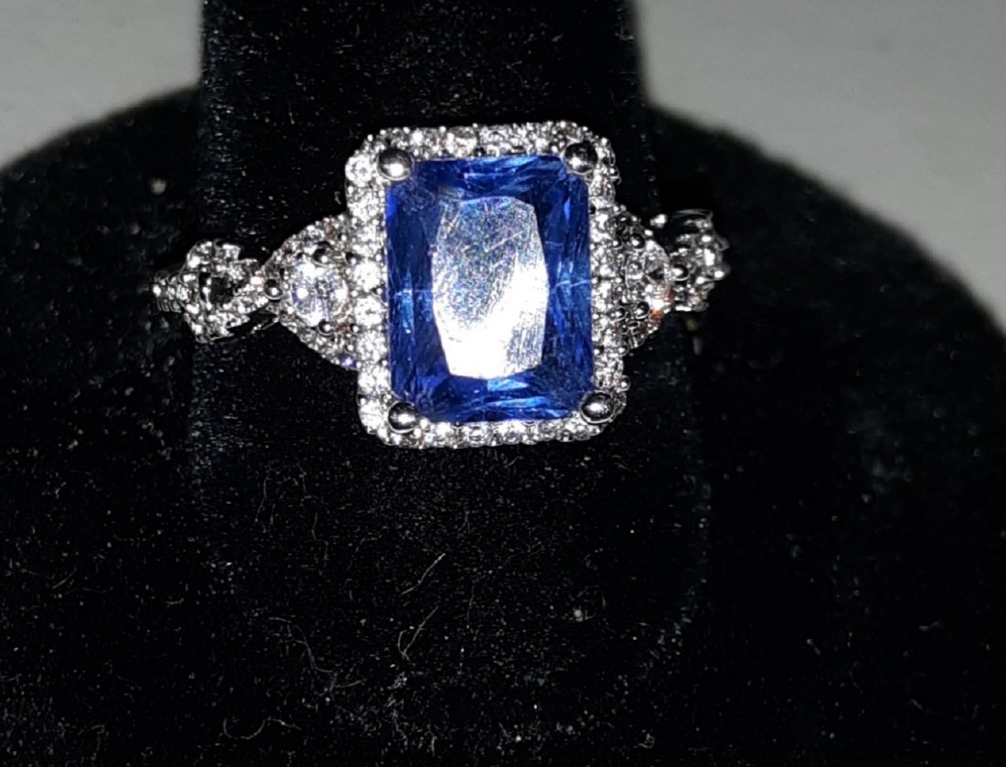 Tanzanite color & white sapphire Ring sz 7: beautiful ring with center stone in a tanzanite color with bright white sapphires? around it unsure if these are lab created? ring is sz 7 and marked with heart and CU not other marking see pics very 