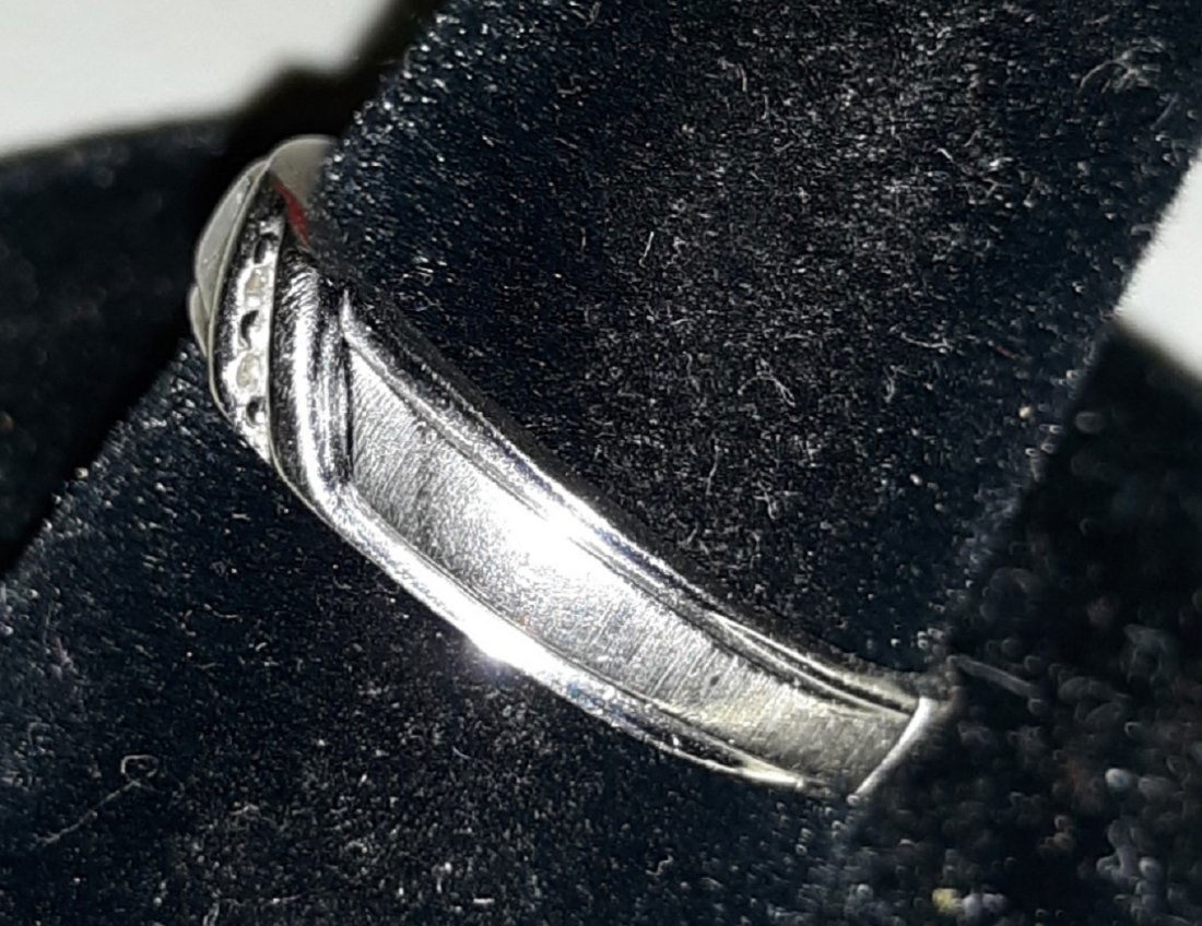 diamond wedding band ring 10K beauty sz 6.75 (1 of 3)
