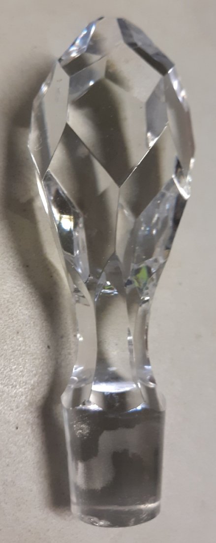 vtg bottle stopper crystal 4 3/4" baccarat?: from estate collection beautiful faceted stopper for liquor decanter 4 3/4" long x 7/8" at top of fitter a couple of teenie flea bites on bottom but looks gorgeous see pics