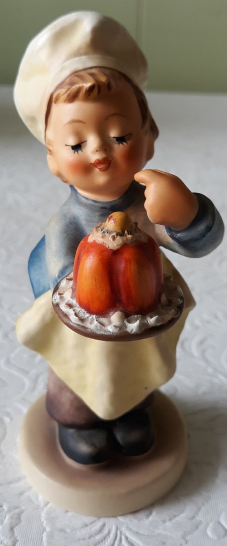Hummel baker goebel figurine #128 w Germany (1 of 3)