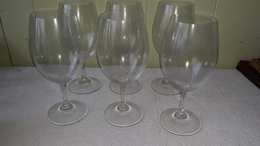 Riedel crystal Red Wine Glasses set of 6: Riedel crystal Red Wine Glasses set of 6 for the wine connoisseur from the estate no damage and marked on bottom riedel see pics