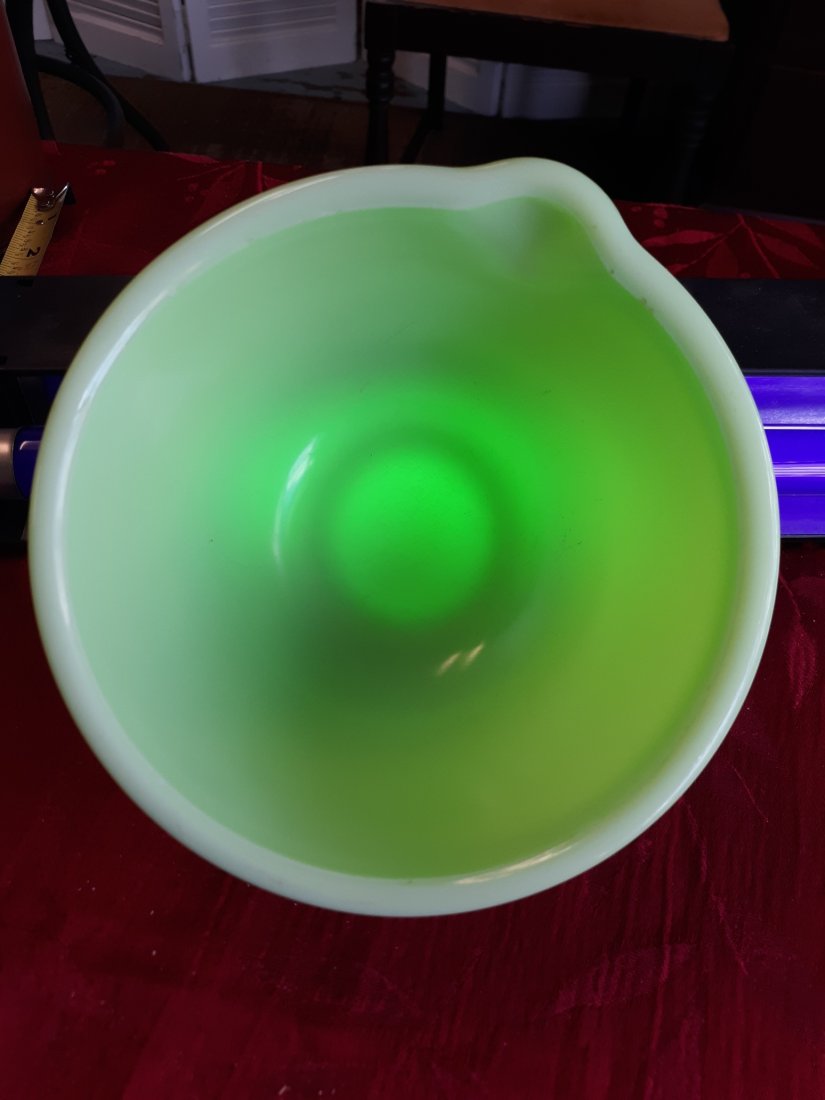 rare jadeite mixing bowl w/pour lip glows 40's (1 of 4)